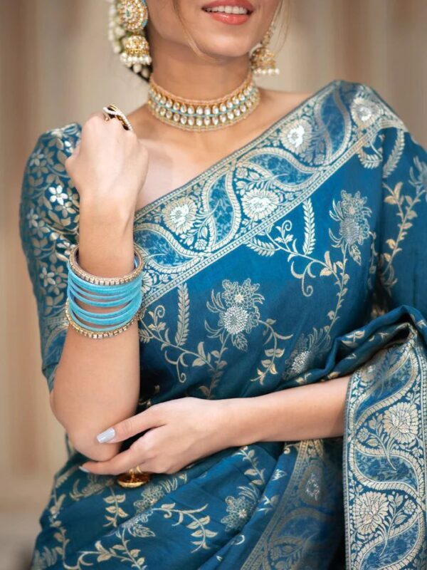 Saree With Unstitched Brocade Blouse in Rama - Image 2