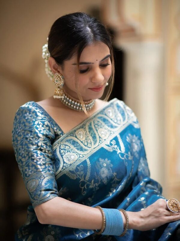 Saree With Unstitched Brocade Blouse in Rama - Image 4